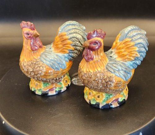 Ceramic rooster salt and pepper shaker set for kitchen decor.