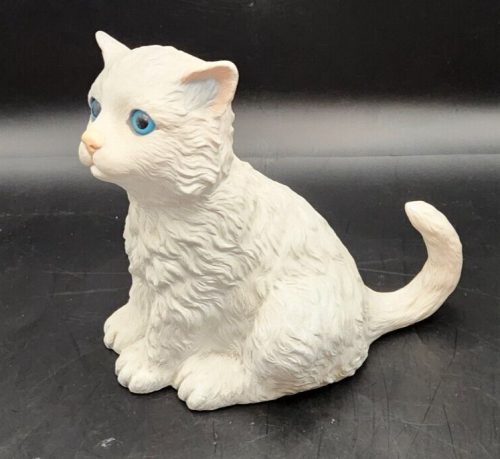 Weighted white cat yard decor statue for outdoor gardening and feline-themed outdoor decor.