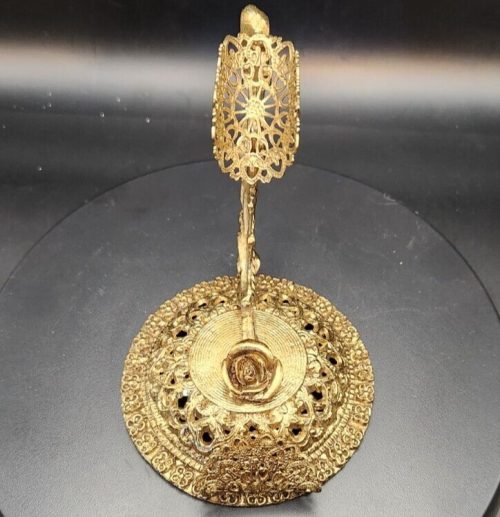 Brass ladies hat and purse wall hook with filigree design, 4.5 x 5 inches.