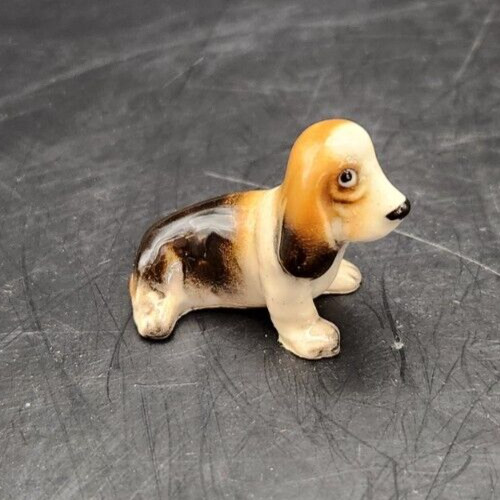 Hagen Renaker Basset Hound figurine, 1.5-inch collectible dog sculpture.