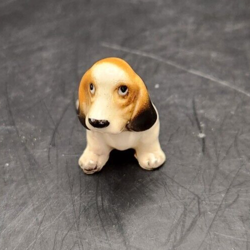 Hagen Renaker Basset Hound 1.5-inch collectible figurine showcasing a cute papa dog.
