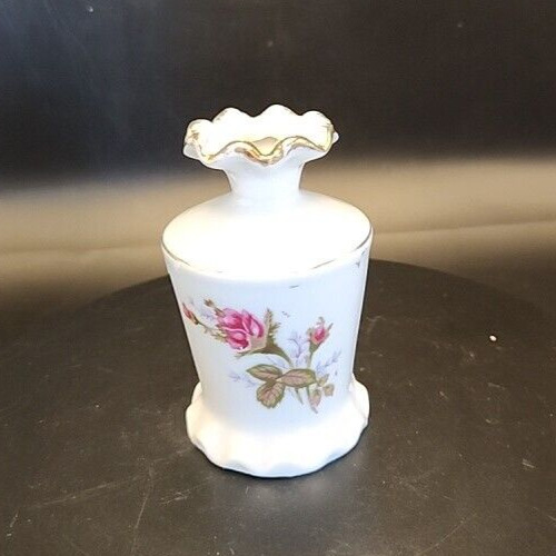 Porcelain Bud Vase with Gold Accents for Elegant Home Decor.