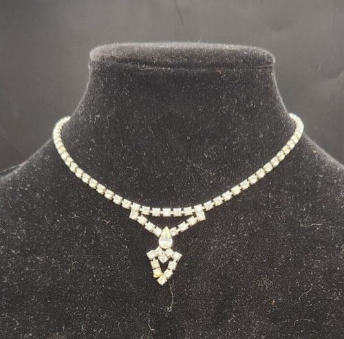 Adjustable 14-inch clear rhinestone silverstone choker necklace for women.