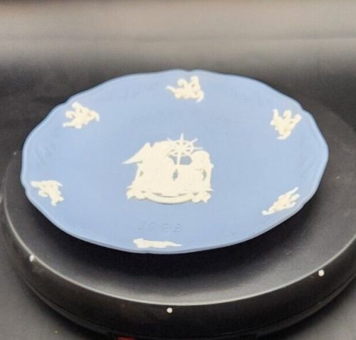 1996 Wedgwood Christmas Plate Made in England in Open Box.