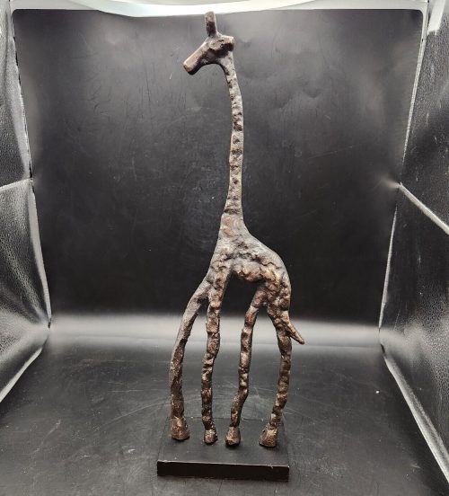 Hammered metal giraffe sculpture, handcrafted art decor, 17-inch metal animal statue.